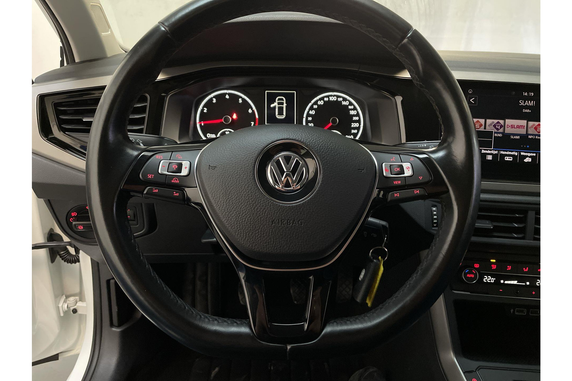 48699906-6.jpg