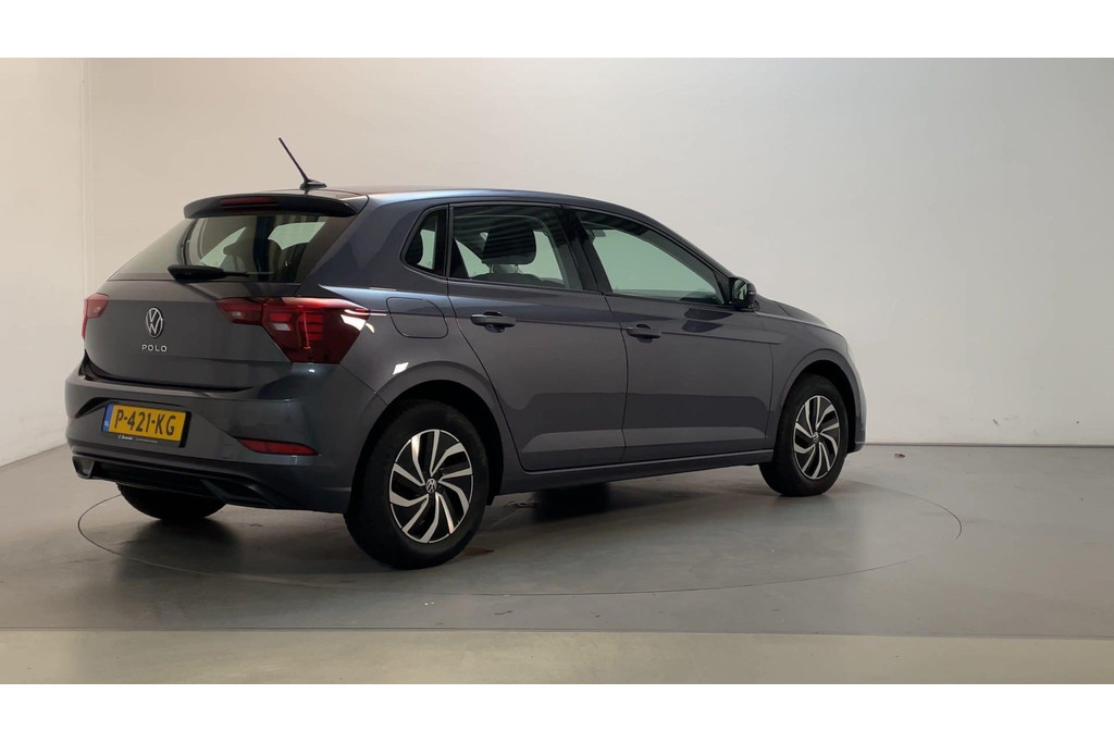 49375045-2.jpg