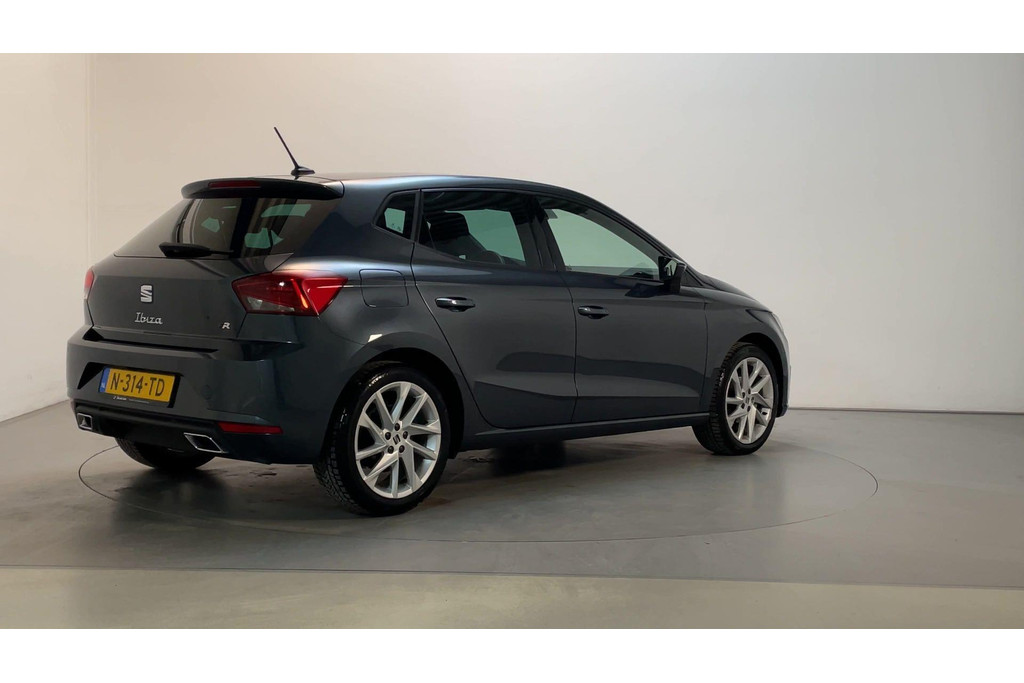51067271-2.jpg