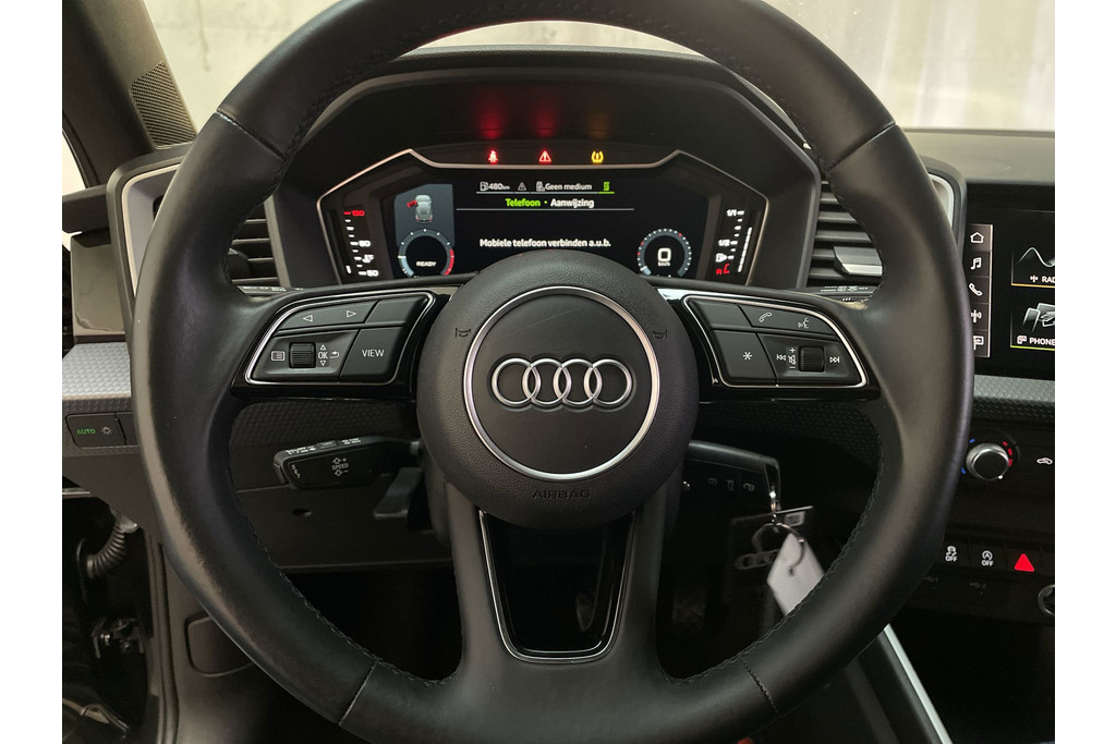 52530170-6.jpg