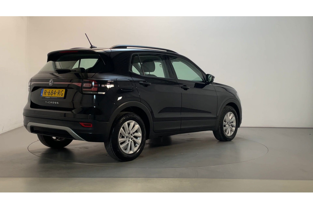 52718285-2.jpg