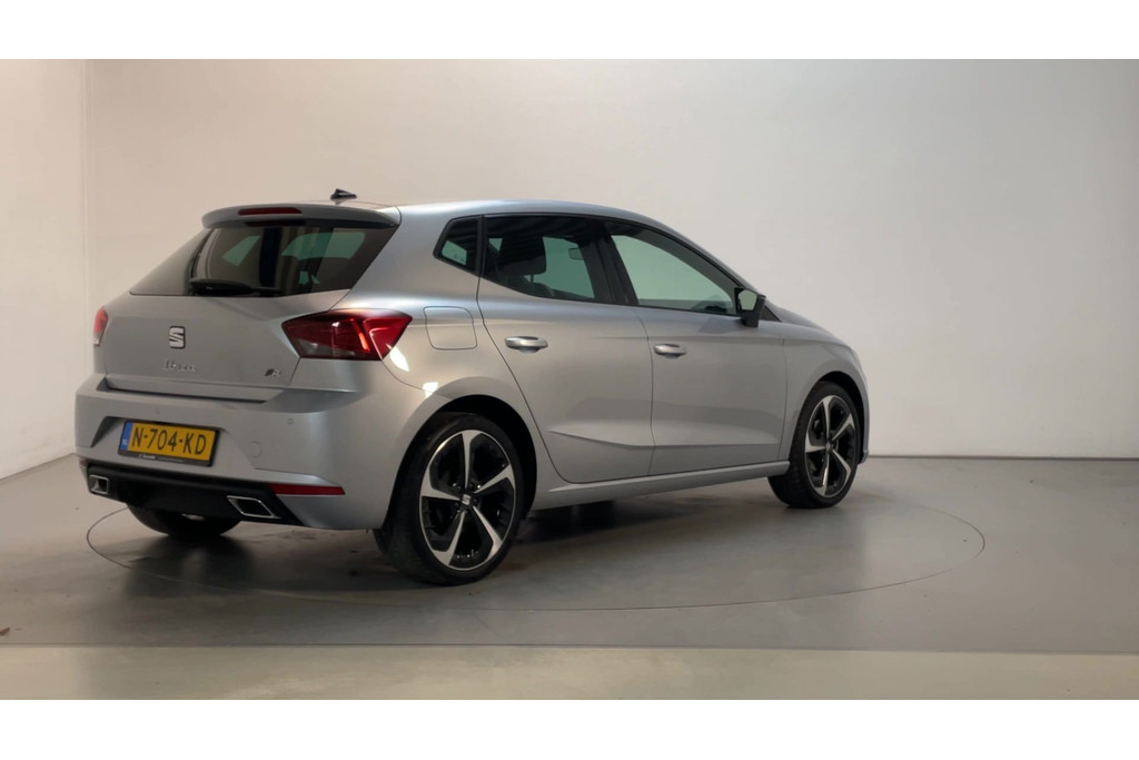 52813045-2.jpg