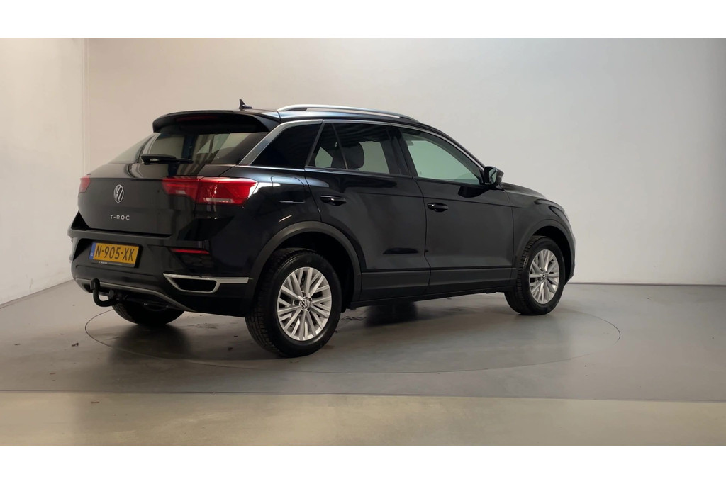 52828265-2.jpg