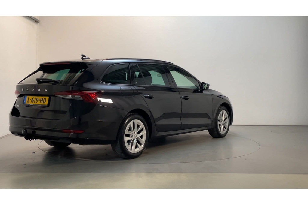 52858381-2.jpg