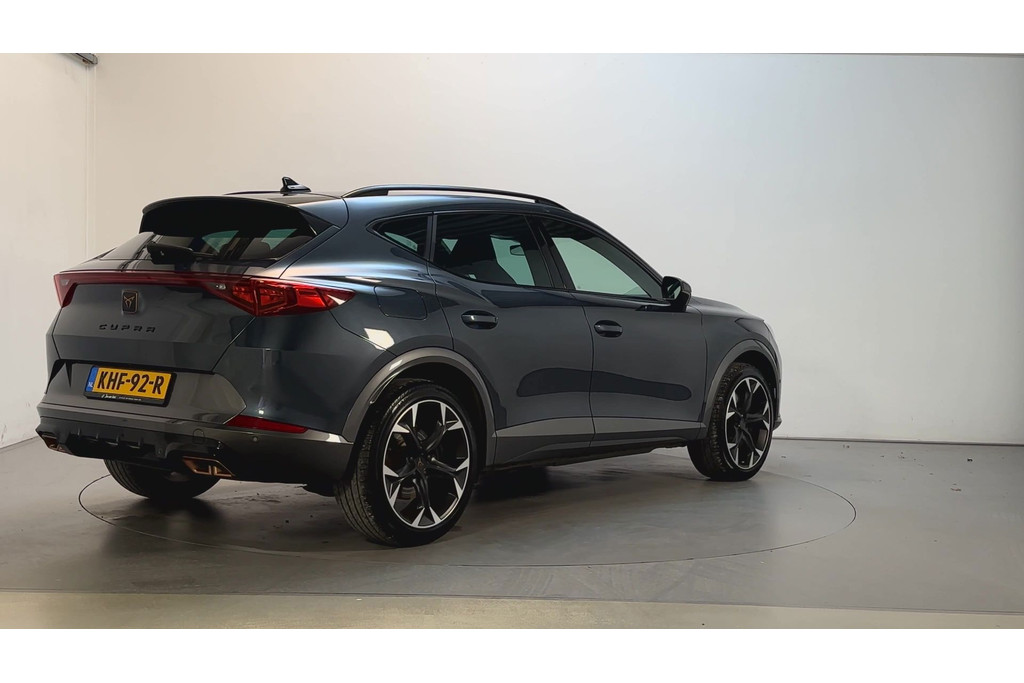 53311029-2.jpg