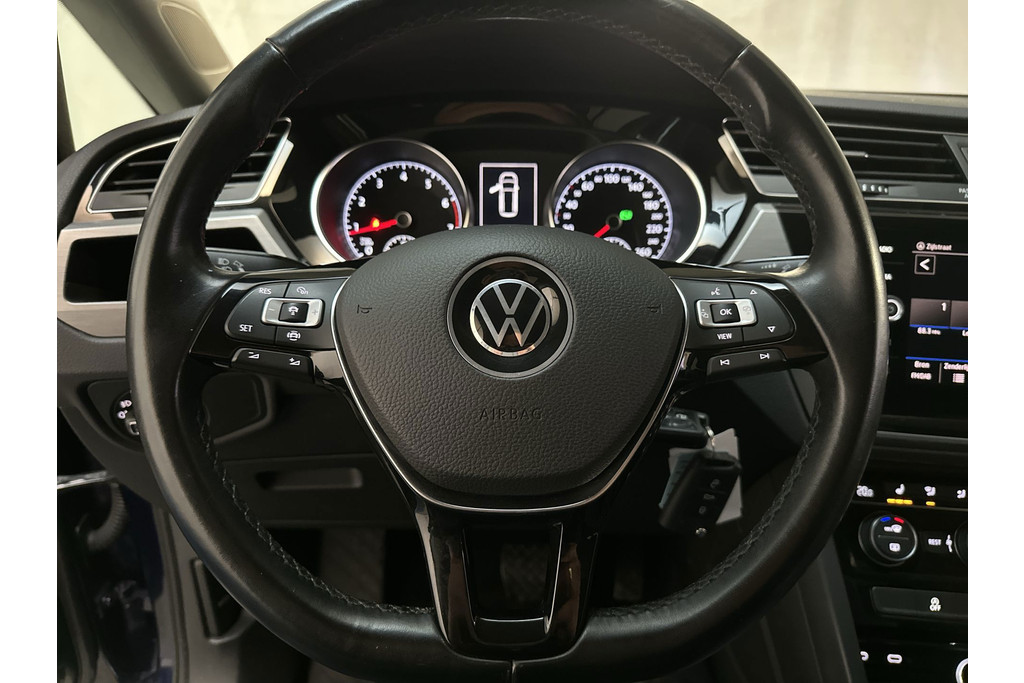 53432420-6.jpg