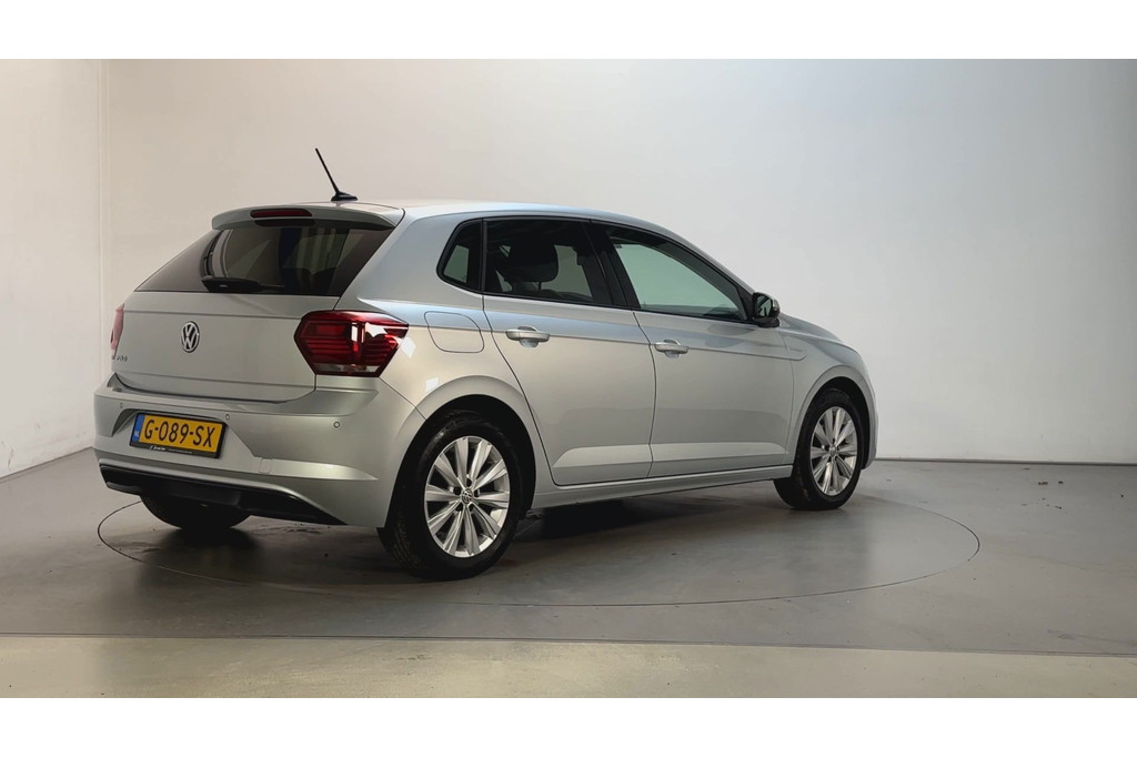 53533413-2.jpg