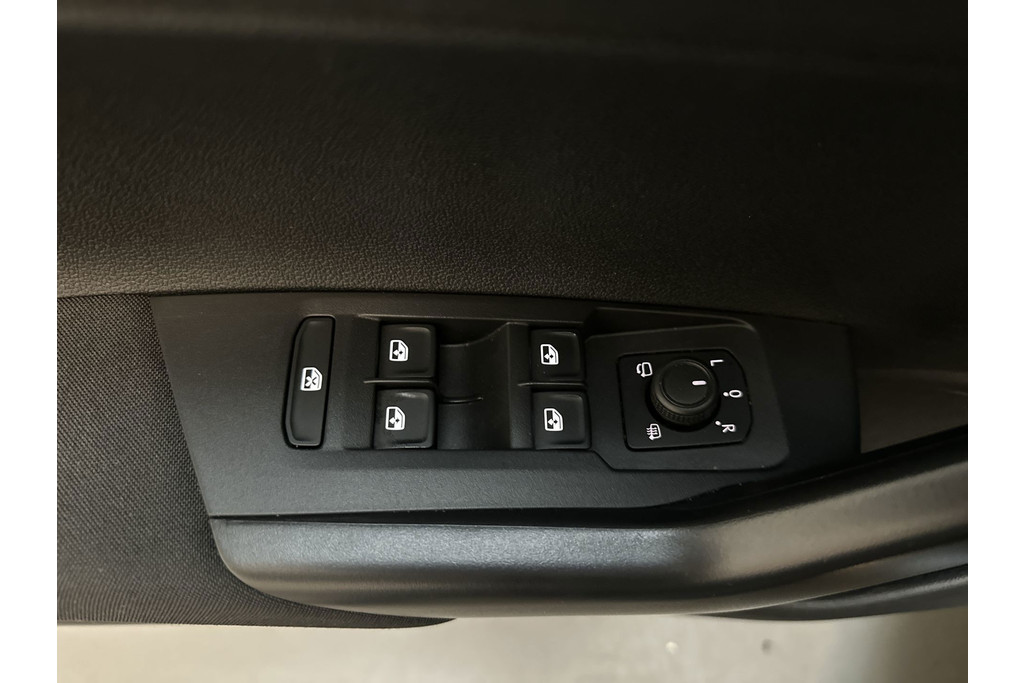 53691023-17.jpg