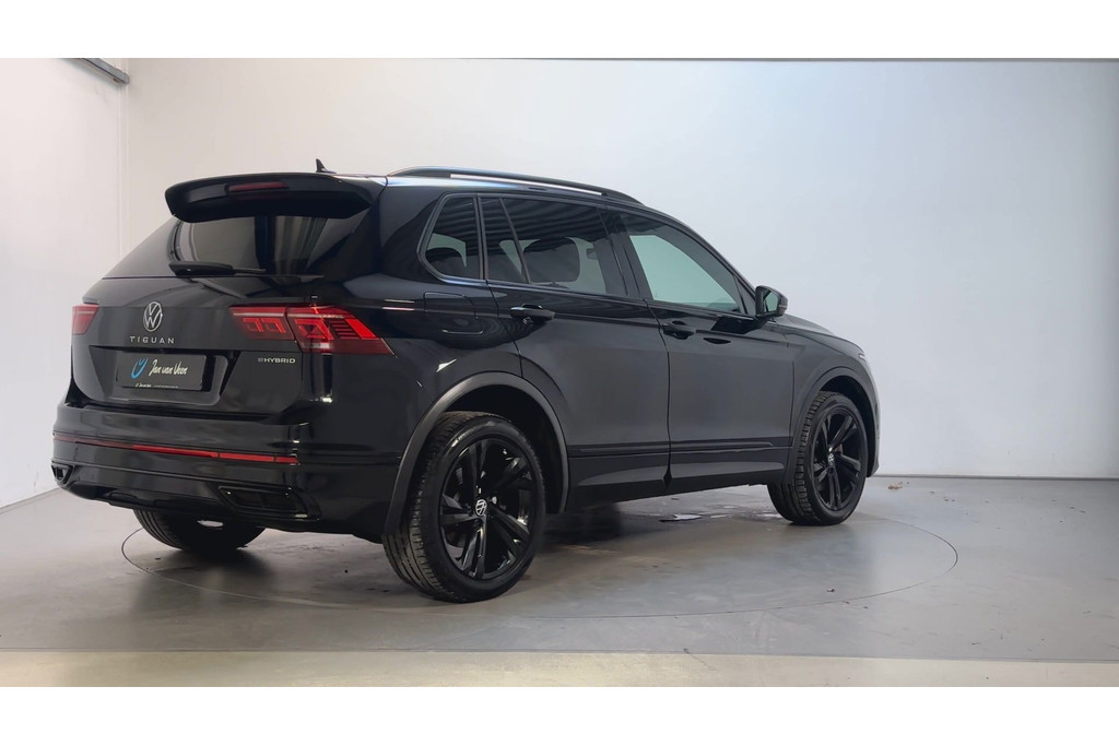 53997401-2.jpg