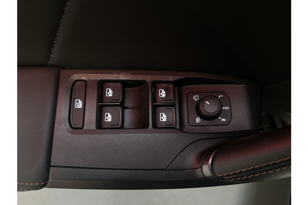 54089370-10.jpg