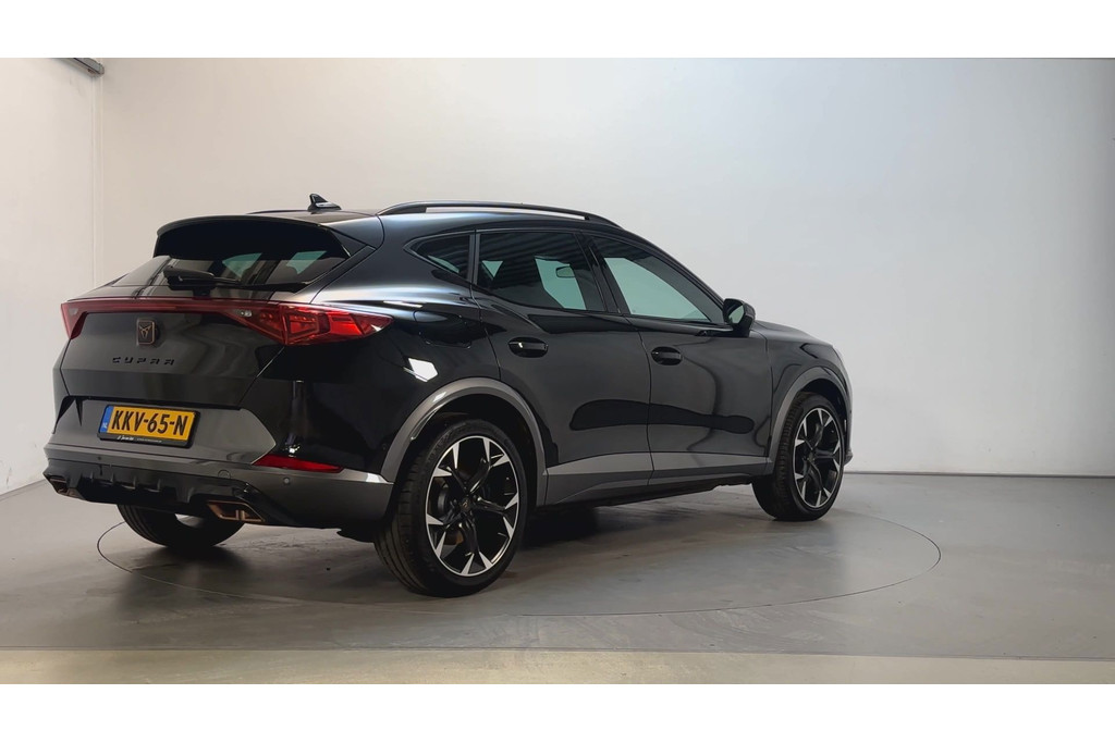 54089370-2.jpg