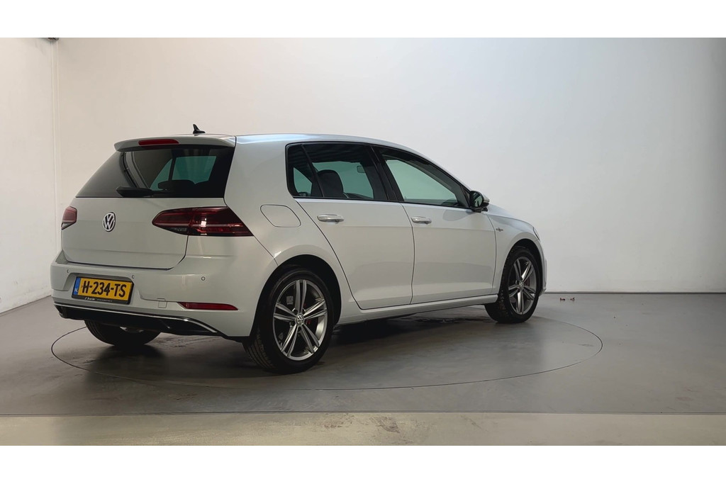 55541898-2.jpg