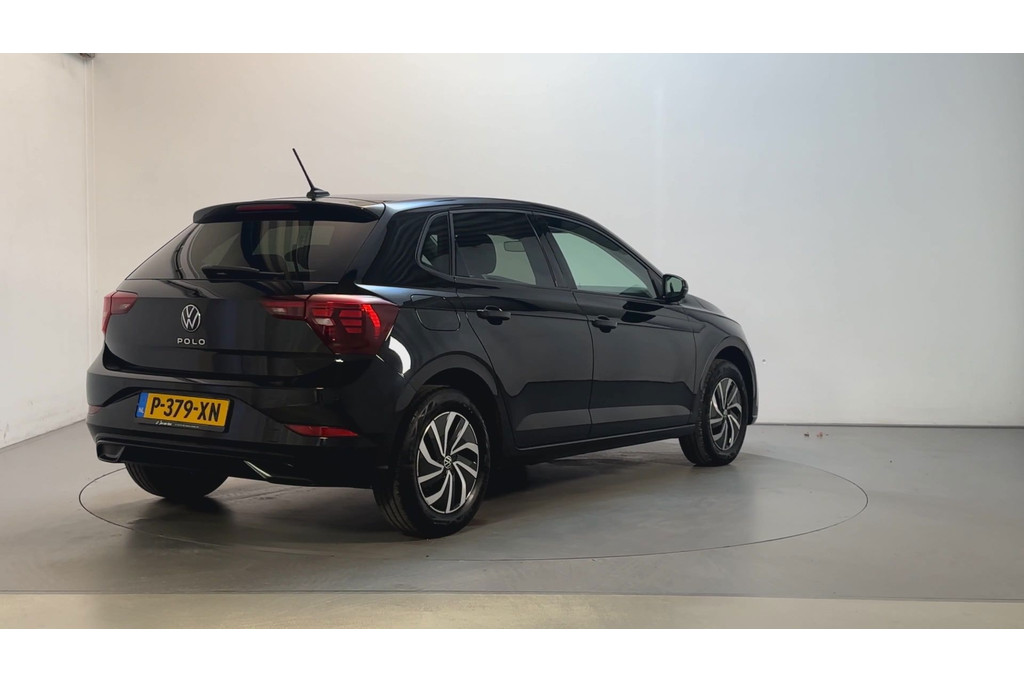 55634109-2.jpg