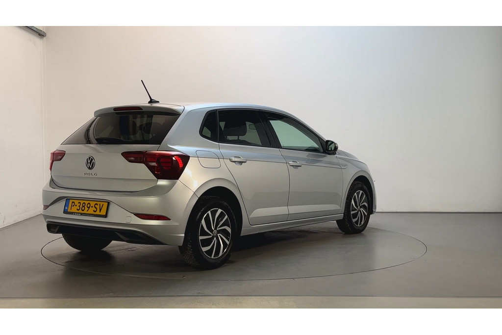 55747657-2.jpg