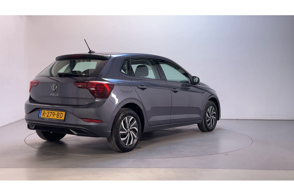 55896107-2.jpg