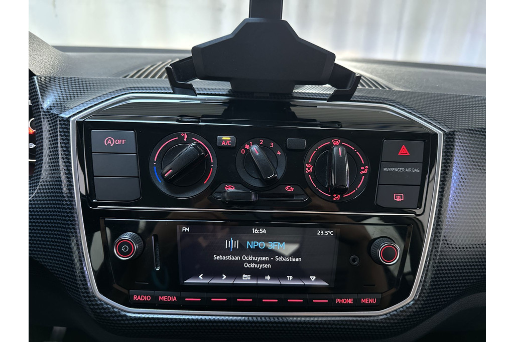 56104984-4.jpg