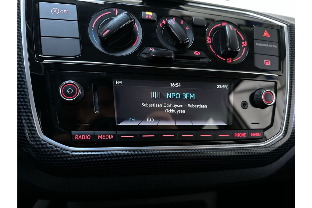56104984-8.jpg