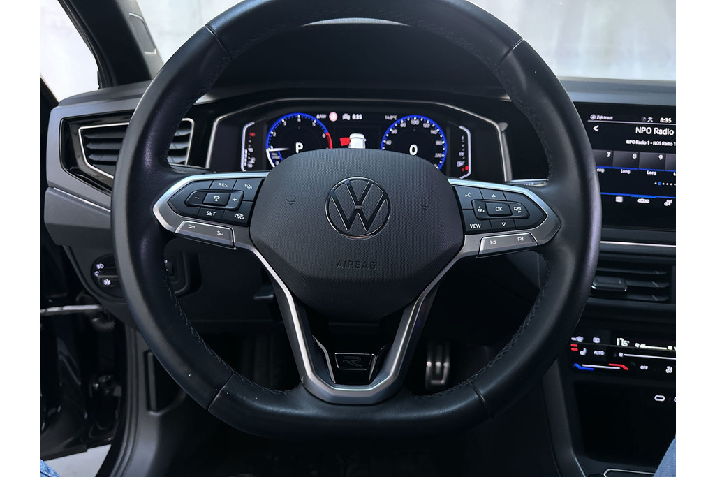 56168942-6.jpg