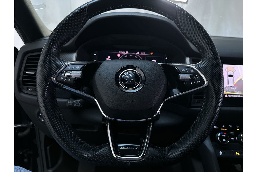 56172712-6.jpg