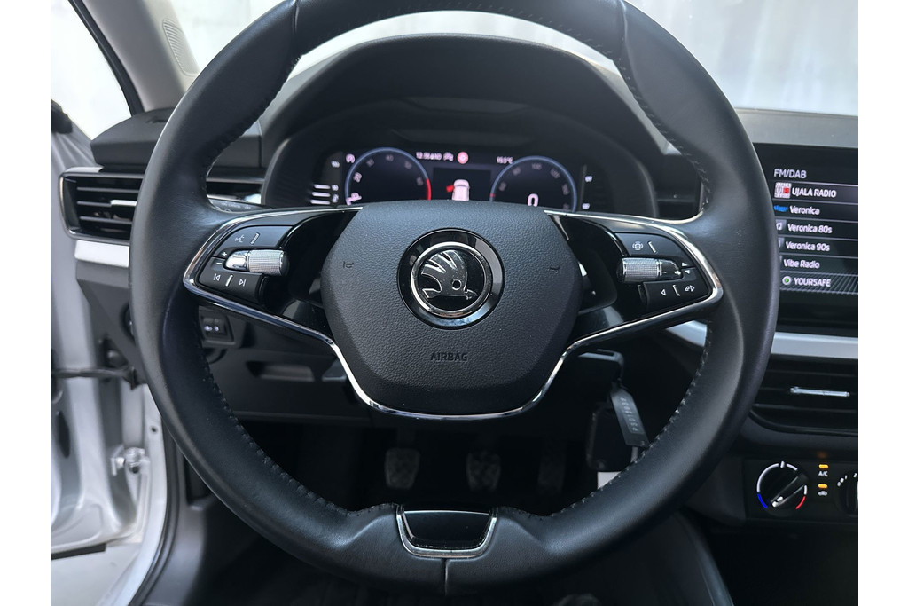 56948845-10.jpg