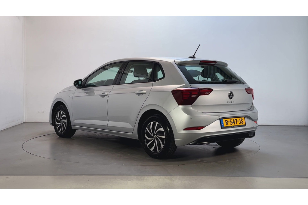 57180836-2.jpg