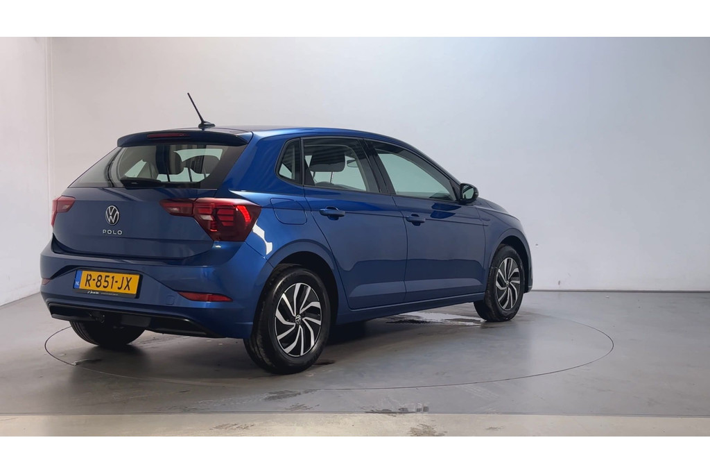 57220620-2.jpg